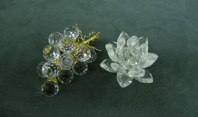 Appraisal: Swarovski crystal small grapes with with gold tone leaves and