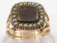 Appraisal: A yellow metal tests carat gold mourning ring with hair