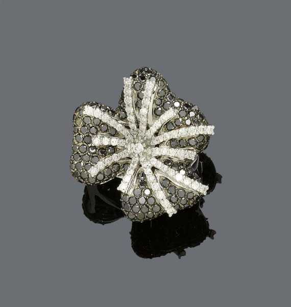 Appraisal: DIAMOND RING White gold Decorative ring the top designed as