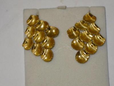 Appraisal: A PAIR OF CT GOLD LOZENGE SHAPED EARRINGS each made