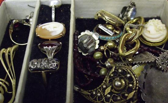 Appraisal: Jewellery box containing a mixed collection of fashion jewellery items