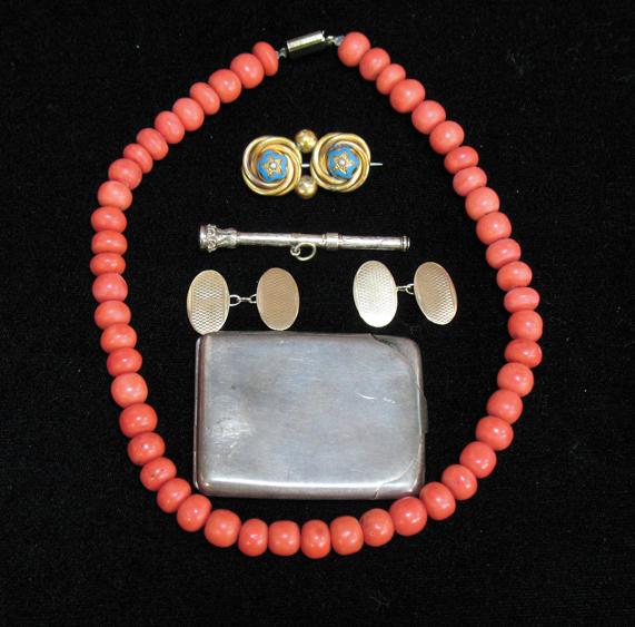 Appraisal: A ROW OF CORAL BEADS a cased set of ct