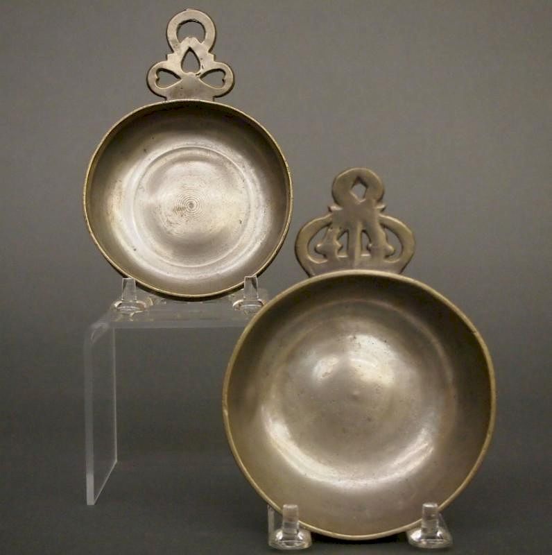 Appraisal: Pewter porringers Two late th-early th century American Pewter porringers