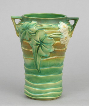 Appraisal: A Roseville Luffa Vase A Roseville Luffa vase in green